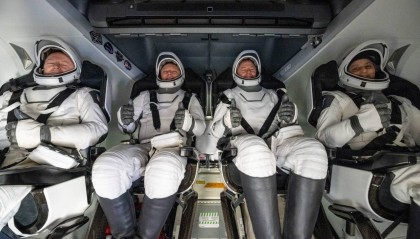 滞留太空九个月宇航员回家：与家人团聚，闻一闻刚割过的青草味道