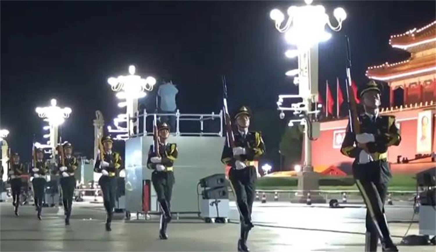 中国阅兵彩排惊艳世界，日本网友不服气，声称解放军打不过美军