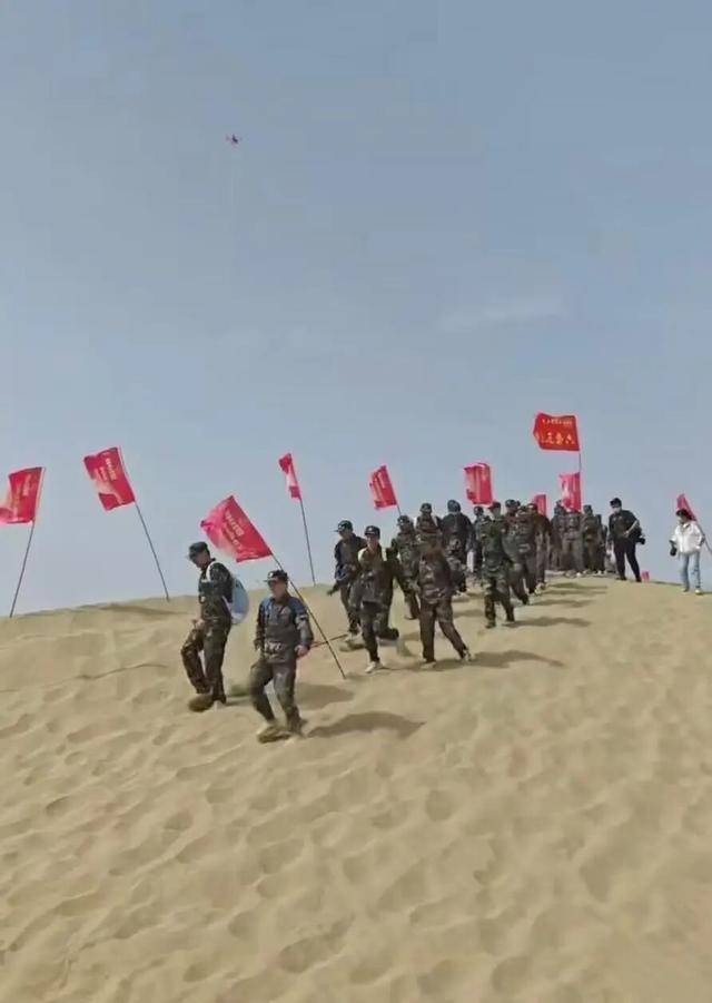 塔里木大学军训真硬核！8400余名新生分批穿越沙漠，匍匐前进、沙漠拉烟，堪比“沙场点兵”大片