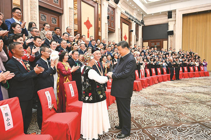 习近平率中央代表团抵达乌鲁木齐出席新疆维吾尔自治区成立70周年庆祝活动