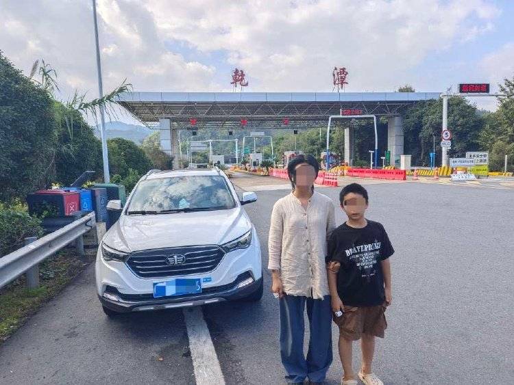 离谱！妈妈让儿子高速下车路边方便，解决完后跟随车流跑回来找她