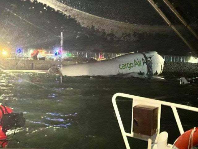 香港国际机场一货机降落后滑出海面，致两人死亡