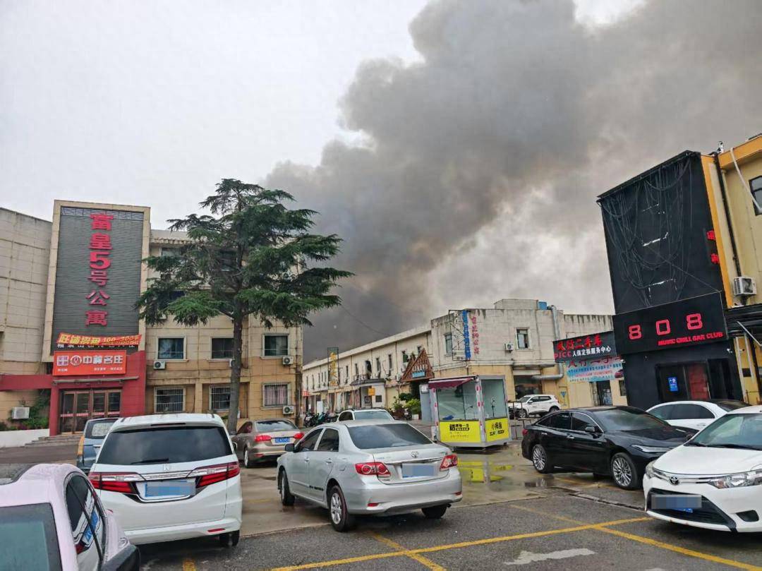 苏州甪直镇有工厂发生爆炸，当地：火势已控制，2人受伤