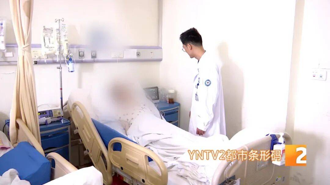 被误会怀孕三年！云南24岁女子腹部隆起比篮球还大，手术取出15公斤巨大囊肿