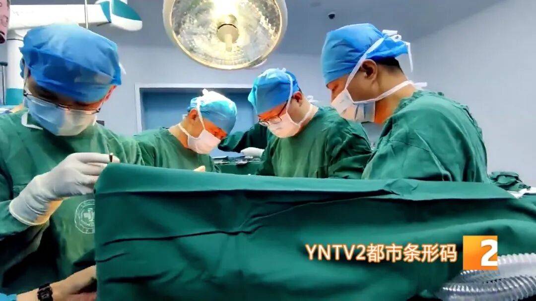 被误会怀孕三年！云南24岁女子腹部隆起比篮球还大，手术取出15公斤巨大囊肿