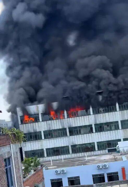 福建晋江一鞋厂发生火灾，造成重大人员伤亡，消防人员：起火厂房的楼道内堆放了大量杂物，给救援工作造成了阻碍