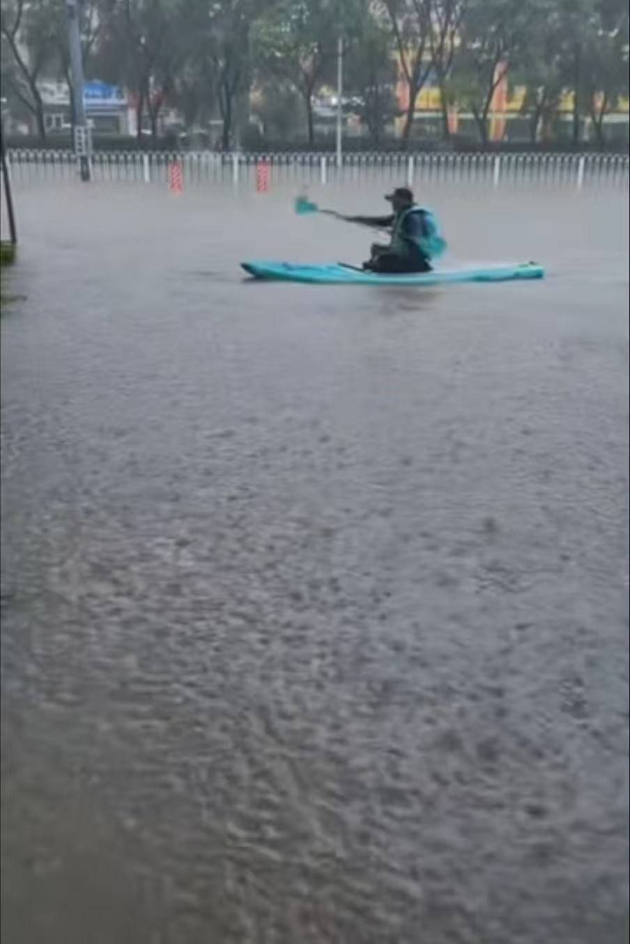 沈阳暴雨全市停工停课，市民：水深处淹至人腹部，目前水电网都正常，整体没受太大影响