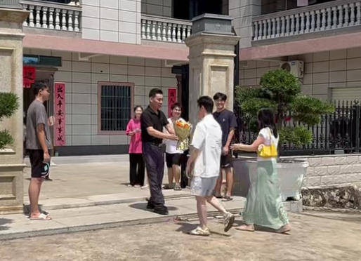 广西小伙带女友见家长，全家列队欢迎送鲜花、发红包！当事人：不知父母准备仪式，很感动