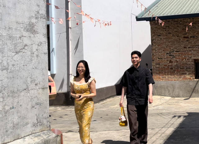 广西小伙带女友见家长，全家列队欢迎送鲜花、发红包！当事人：不知父母准备仪式，很感动